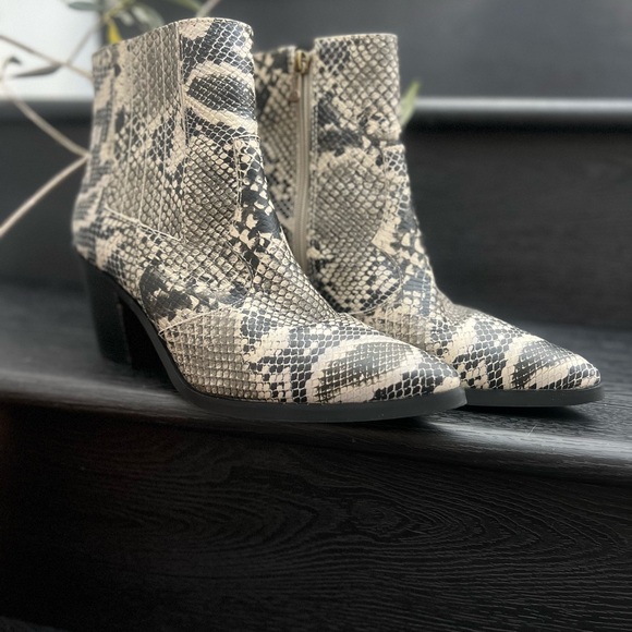 BLONDO SNAKE PRINT WATERPROOF ANKLE BOOTIES HEELS WOMENS SZ 9M Black Gray White - Picture 2 of 14